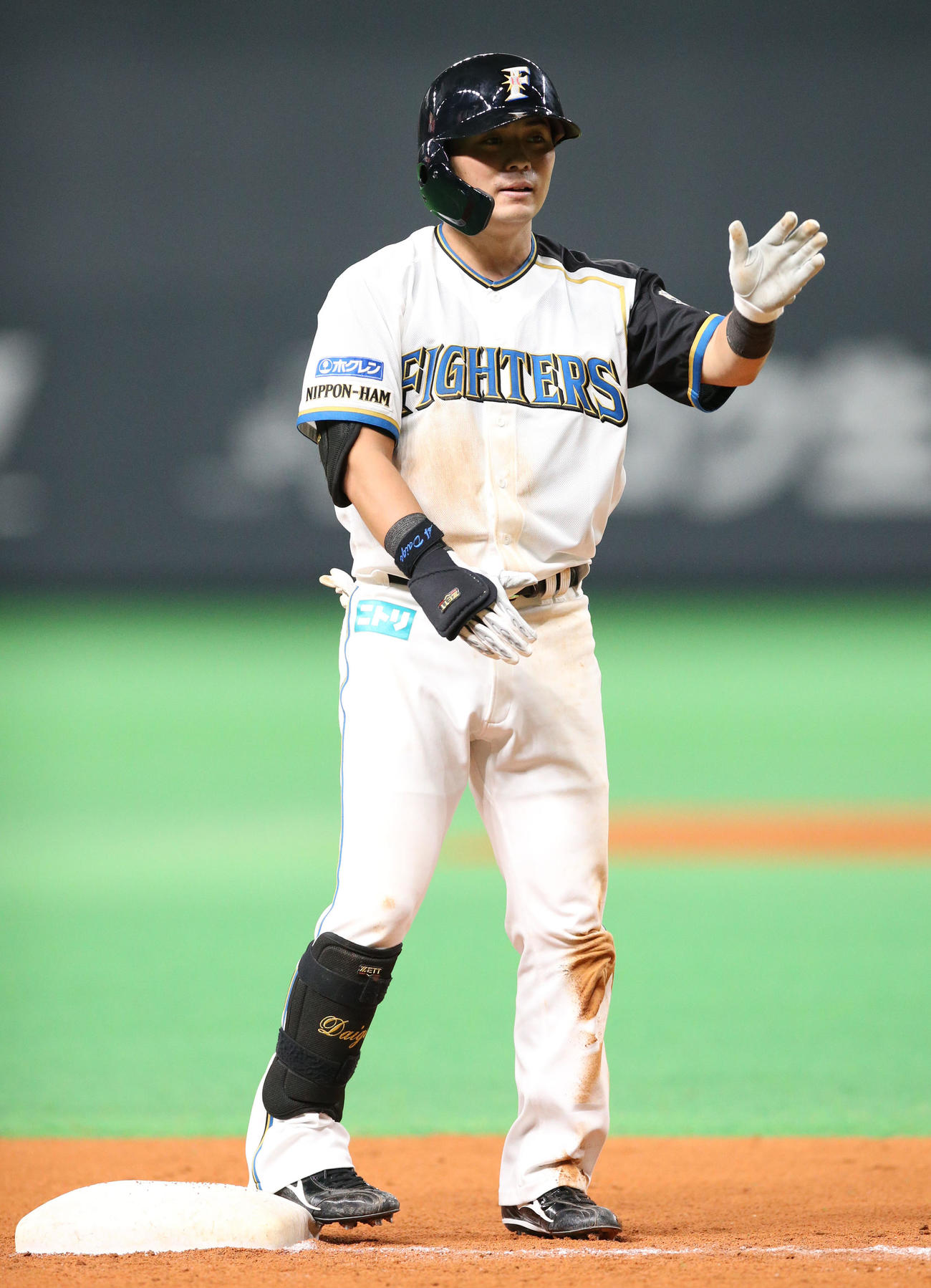 日本ハム対ロッテ　2回裏日本ハム2死一、二塁、勝ち越しとなる適時三塁打を放ちベンチに向かって手をあげる上川畑（撮影・佐藤翔太）