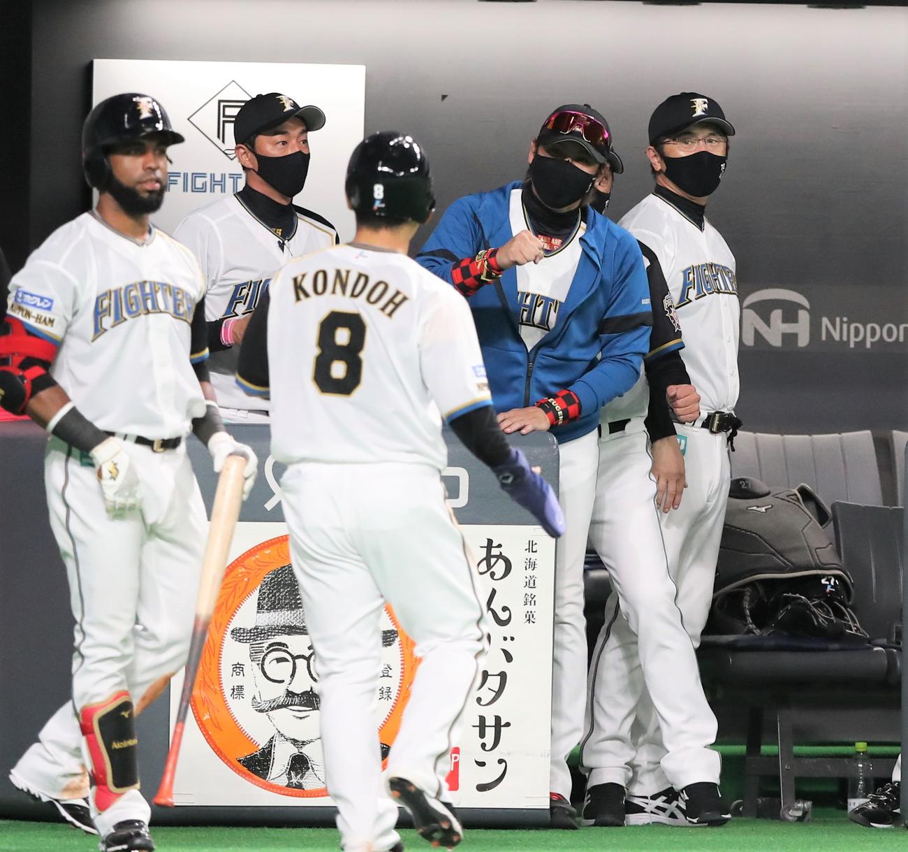 日本ハム対ロッテ　8回裏、生還した近藤を出迎える新庄監督（撮影・黒川智章）
