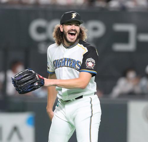 日本ハム対ロッテ　3回表、笑顔で引き揚げるポンセ（撮影・黒川智章）