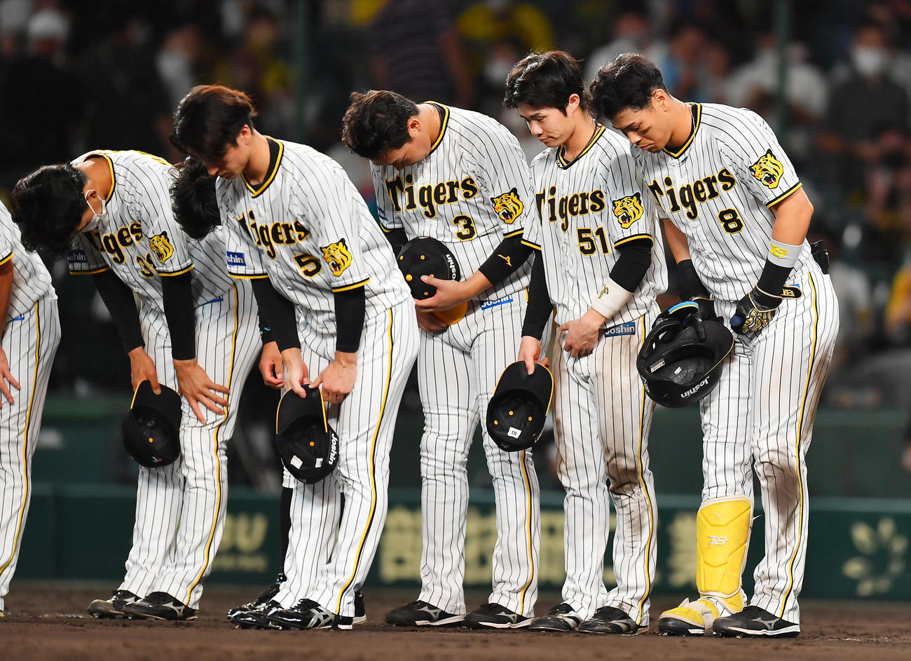 阪神対ヤクルト　26個目の完封負けを喫し、あいさつする、左から小幡、近本、大山、中野、佐藤輝（撮影・清水貴仁）