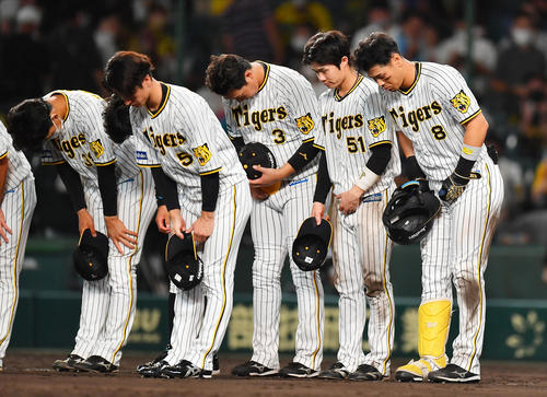阪神対ヤクルト　26個目の完封負けを喫し、あいさつする、左から小幡、近本、大山、中野、佐藤輝（撮影・清水貴仁）