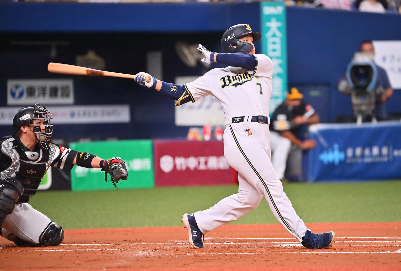 オリックス対ソフトバンク　1回裏オリックス2死一塁、先制の右越え2点本塁打を放つ吉田正（撮影・和賀正仁）