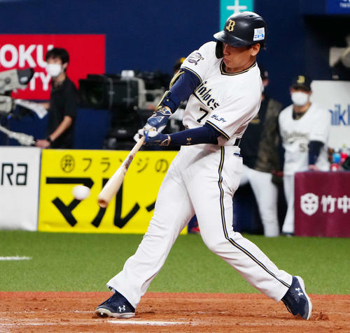 オリックス対ソフトバンク　9回裏オリックス2死一、二塁、右前適時打を放つ吉田正（撮影・清水貴仁）