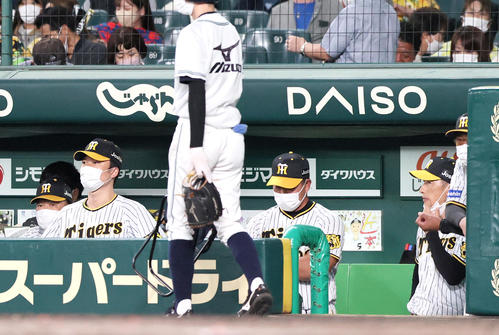 阪神対DeNA DeNAに逆転で敗れガックリする阪神矢野監督（右から2人目）ら（撮影・上山淳一）