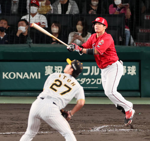 阪神対広島　2回表広島無死、坂倉は右越え本塁打を放つ。投手は伊藤将（撮影・加藤哉）