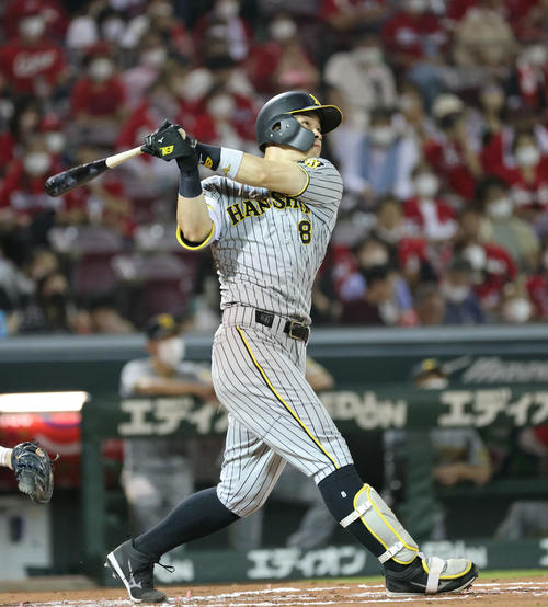広島対阪神　6回表阪神無死二塁、佐藤輝は20号右越え2点本塁打を放つ（撮影・加藤孝規）