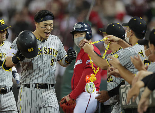広島対阪神　6回表阪神無死二塁、右越え2点本塁打を放ち、矢野監督（右）から虎メダルをかけてもらう佐藤輝（撮影・前田充）