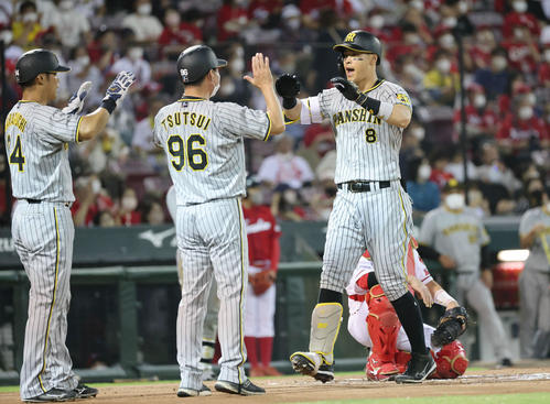 広島対阪神　6回表阪神無死二塁、20号右越え2点本塁打を放った佐藤輝（撮影・加藤孝規）