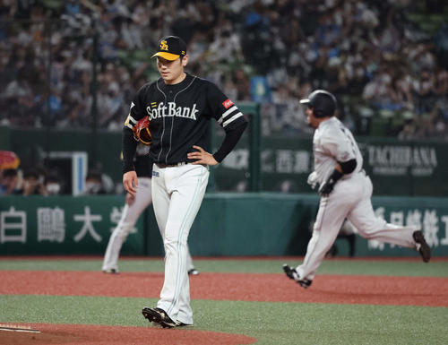 西武対ソフトバンク　1回裏西武2死一塁、山川に先制2点本塁打を打たれたソフトバンク先発石川（撮影・丹羽敏通）