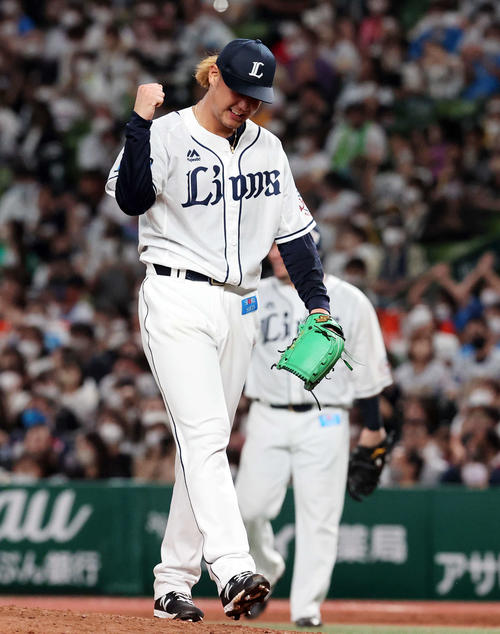 西武対ソフトバンク　7回表ソフトバンク1死一、二塁、川瀬を併殺に仕留めた高橋はガッツポーズ（撮影・浅見桂子）
