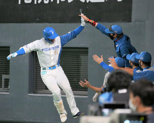 日本ハム対ロッテ　2回裏、満塁本塁打を放ち新庄監督に出迎えられジャンプする清宮（撮影・黒川智章）