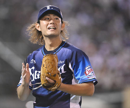 楽天対西武　7回裏を投げ終え野手陣に拍手を送る西武今井（撮影・滝沢徹郎）
