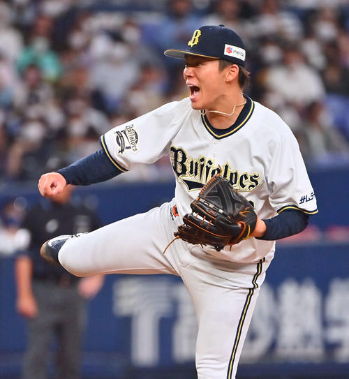 オリックス対ロッテ　5回、気合を全面に押し出し投球するオリックス山本（撮影・和賀正仁）