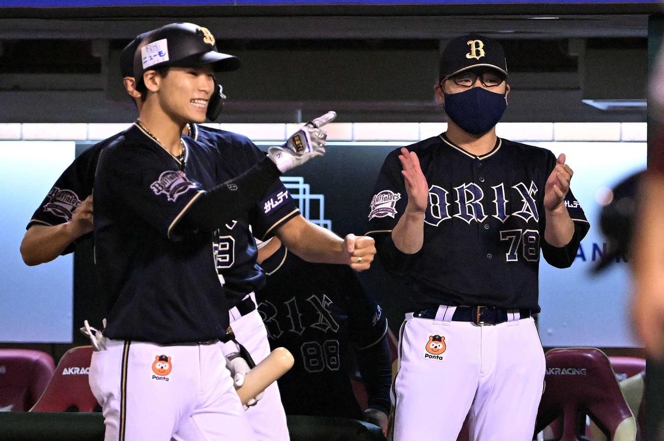 楽天対オリックス　5回表オリックス無死満塁、福田の2点適時打に拍手を送る中嶋監督（撮影・滝沢徹郎）