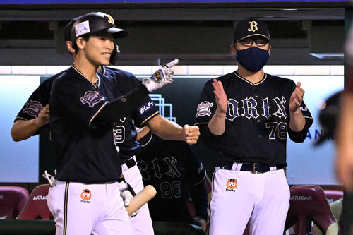 楽天対オリックス　5回表オリックス無死満塁、福田の2点適時打に拍手を送る中嶋監督（撮影・滝沢徹郎）