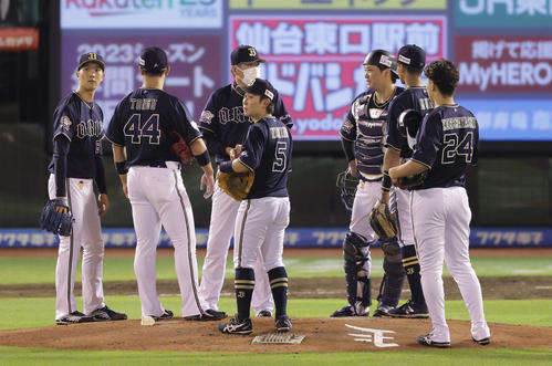 楽天対オリックス　4回裏楽天無死一、二塁、炭谷に四球を与え、降板となる田嶋（左端）（撮影・前田充）