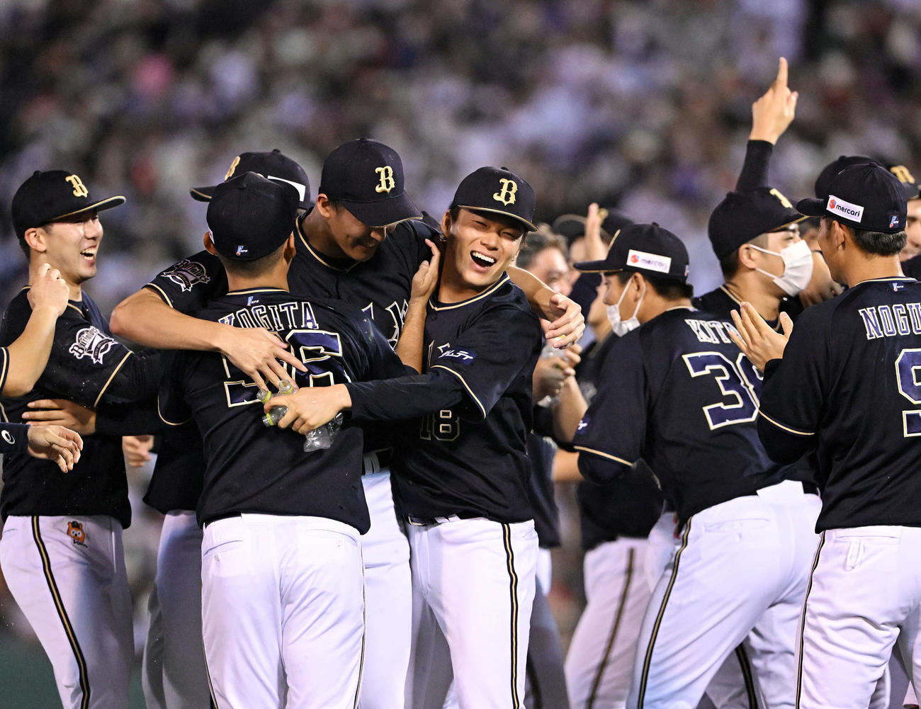 楽天対オリックス　優勝を決めチームメートと抱き合って喜ぶオリックス山本（中央）（撮影・滝沢徹郎）