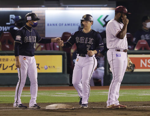 楽天対オリックス　4回表オリックス2死三塁、申告敬遠で出塁する吉田正（中央）（撮影・前田充）