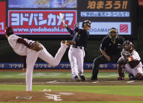 楽天対オリックス　6回表オリックス無死、右前打を放つ吉田正。投手宮森（撮影・前田充）