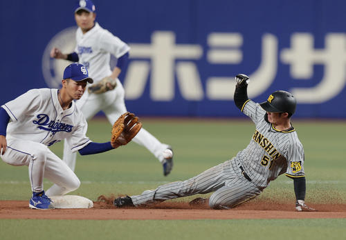 8月28日、中日対阪神　5回表阪神1死一塁、中野は二盗を決める。左は土田