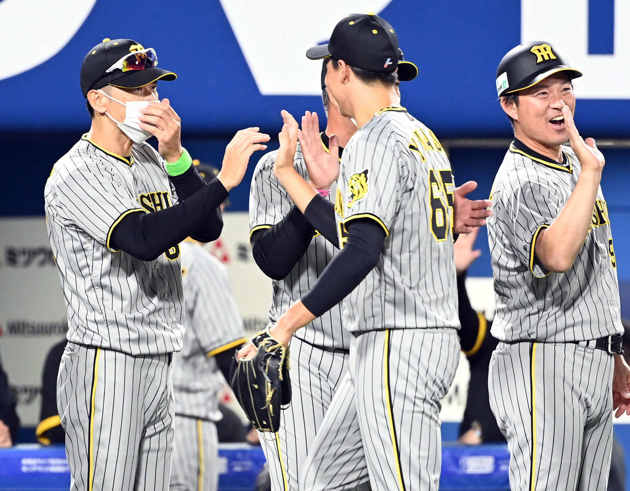 DeNA対阪神　DeNAに勝利し湯浅を迎える阪神矢野監督（撮影・たえ見朱実）