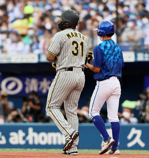 DeNA対阪神　5回表阪神1死一、二塁、四球を選ぶ代打マルテ（撮影・加藤哉）