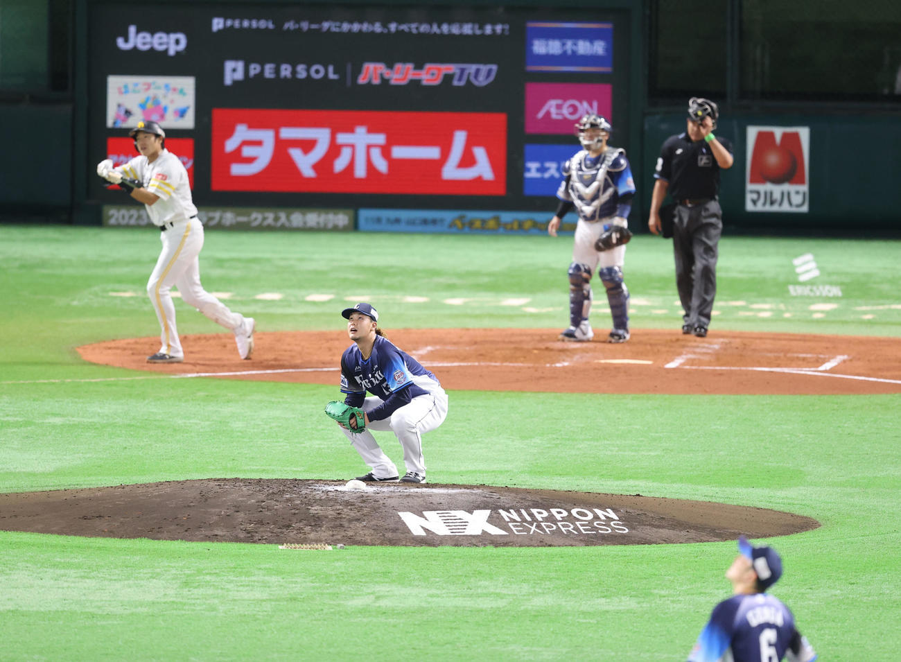 ソフトバンク対西武　3回裏ソフトバンク2死二、三塁、柳田に右中間3点本塁打を浴びた高橋はマウンドに座り込む（撮影・梅根麻紀）