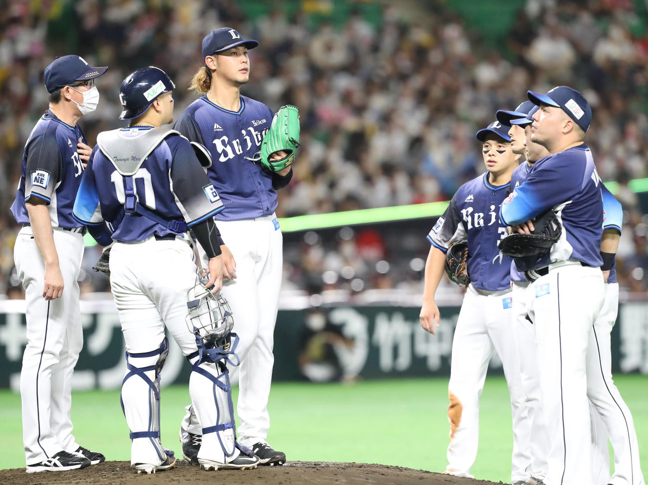 ソフトバンク対西武　3回裏ソフトバンク1死二、三塁、マウンドに集まる西武ナイン（撮影・屋方直哉）