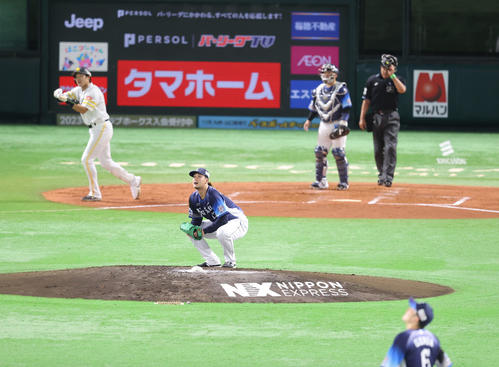 ソフトバンク対西武　3回裏ソフトバンク2死二、三塁、柳田に右中間3点本塁打を浴びた高橋はマウンドに座り込む（撮影・梅根麻紀）