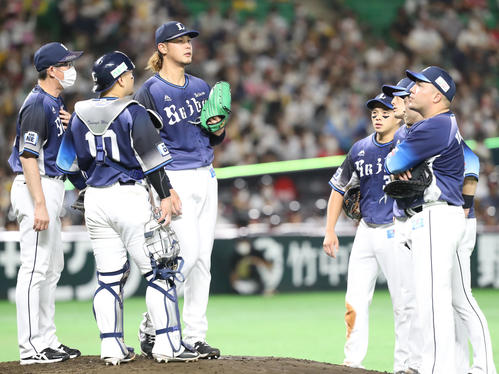 ソフトバンク対西武　3回裏ソフトバンク1死二、三塁、マウンドに集まる西武ナイン（撮影・屋方直哉）