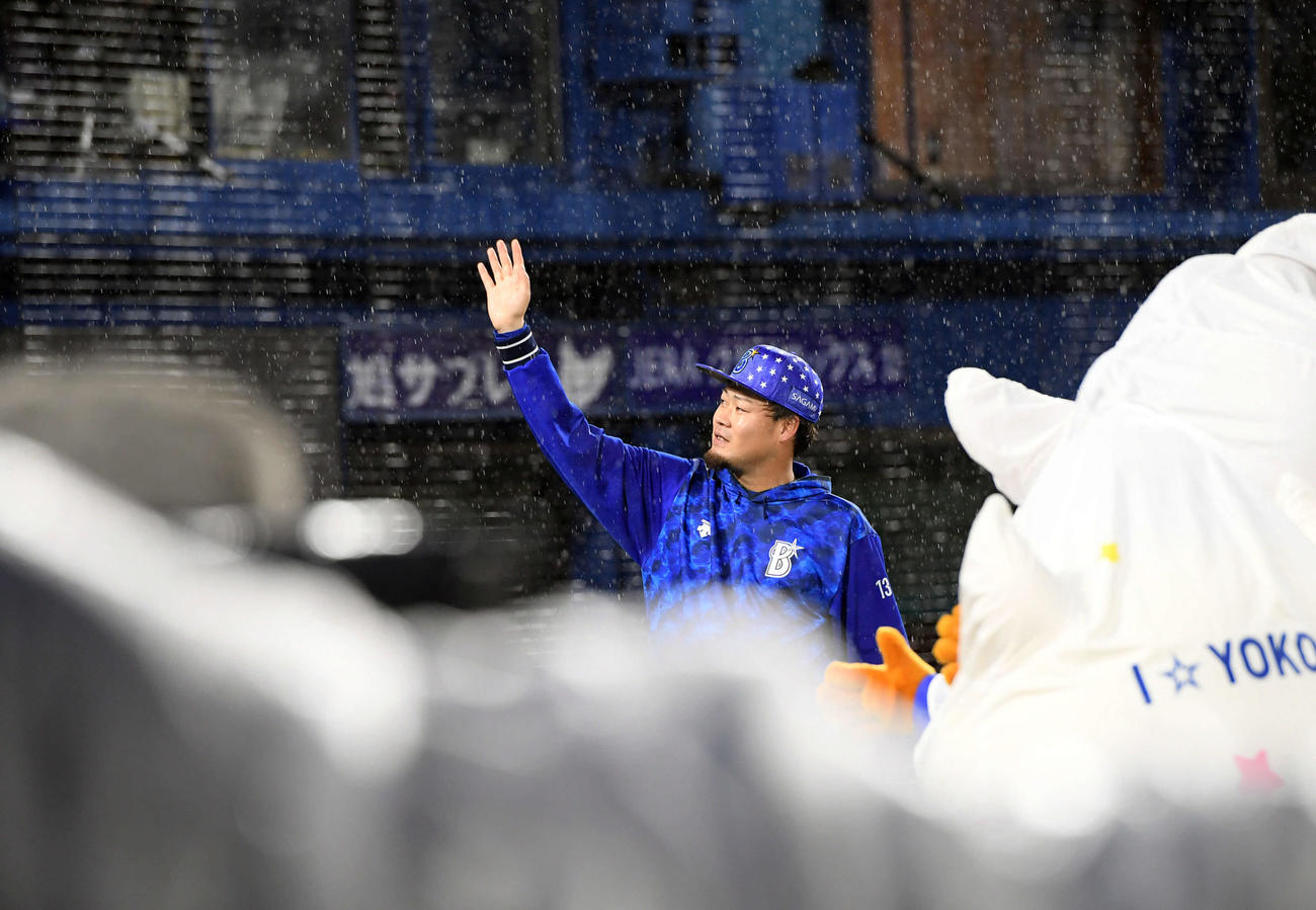 DeNA対阪神　降りしきる雨の中、ファンに手を振って場内1周をするDeNA伊勢（撮影・たえ見朱実）