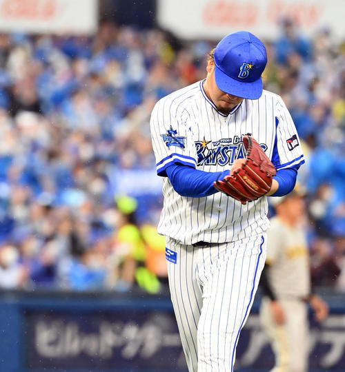 DeNA対阪神　7回途中でマウンドに上がったDeNA伊勢は、無失点に抑えグラブをたたく（撮影・たえ見朱実）