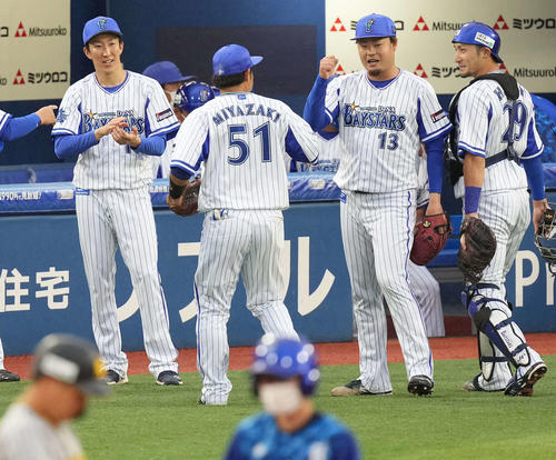 DeNA対阪神　7回表を無失点に抑え、伊勢（右から2人目）はナインをベンチ前で迎える。左は大貫（撮影・鈴木みどり）