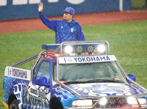 DeNA対阪神　阪神に勝利し、ファンの声援に応えるDeNA伊勢（撮影・鈴木みどり）