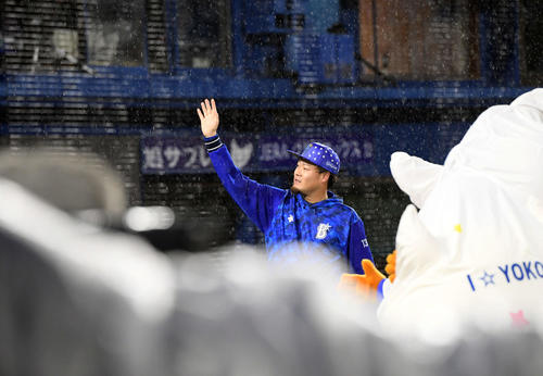 DeNA対阪神　降りしきる雨の中、ファンに手を振って場内1周をするDeNA伊勢（撮影・たえ見朱実）