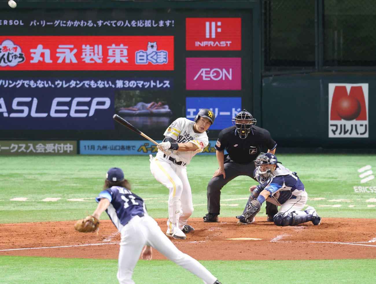 ソフトバンク対西武　3回裏ソフトバンク2死満塁、右越え満塁本塁打を放つ柳田。投手今井（撮影・梅根麻紀）