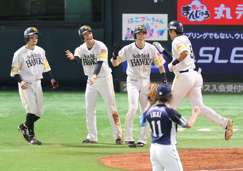 3回裏ソフトバンク2死満塁、柳田悠岐は右越えに満塁本塁打を放つ、出迎える左から牧原大成、柳町達、周東佑京（撮影・梅根麻紀）