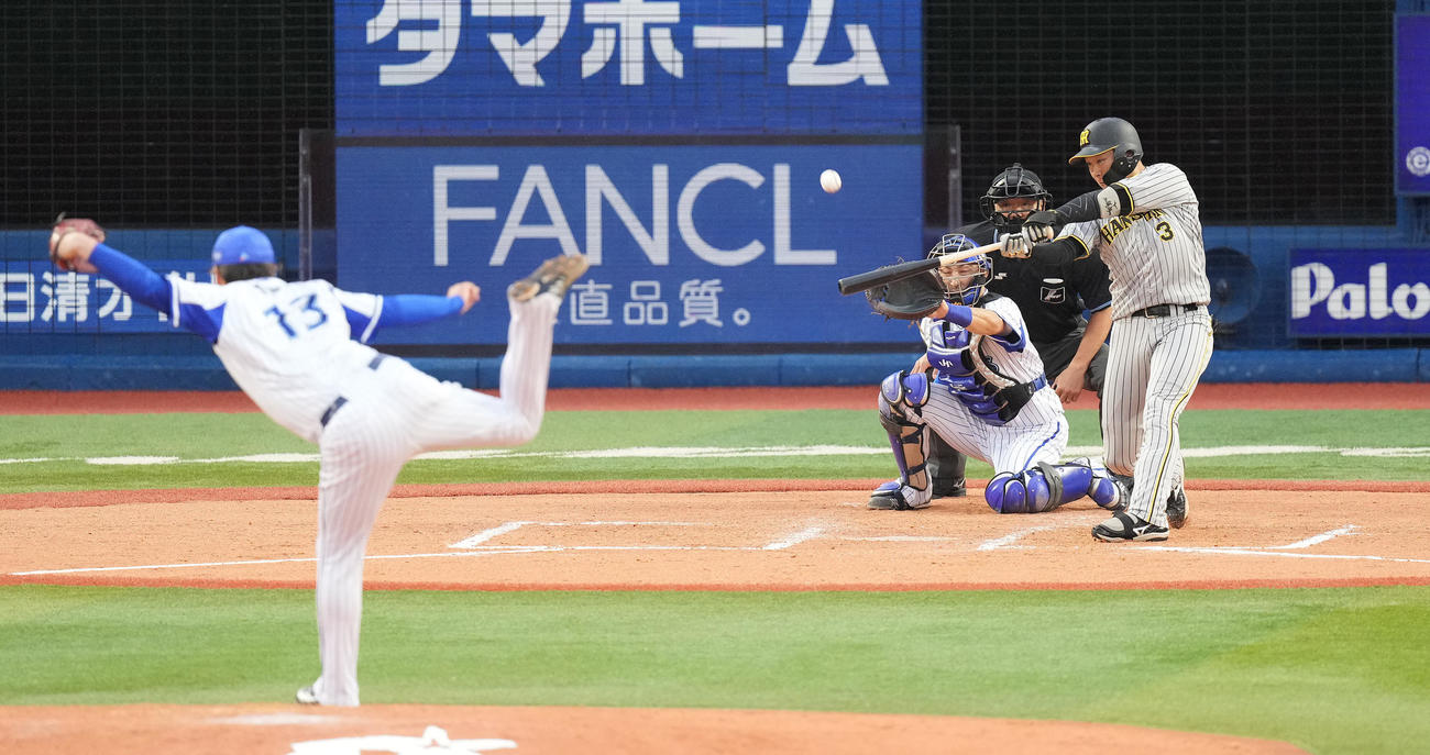 DeNA対阪神　7回表阪神2死三塁、中飛に倒れる大山。投手伊勢（撮影・鈴木みどり）