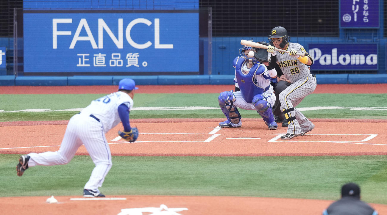 DeNA対阪神　1回表阪神無死一塁、送りバントを決める北條。投手浜口（撮影・鈴木みどり）