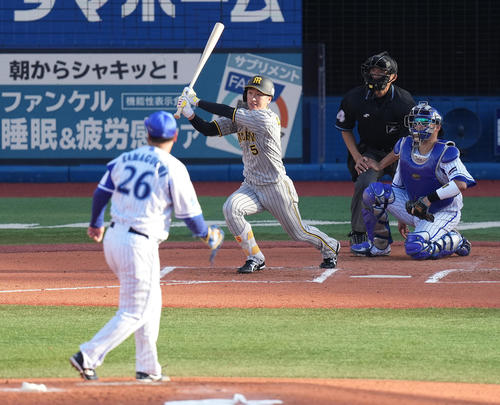 DeNA対阪神　6回表阪神無死二塁、右適時二塁打を放つ近本。投手浜口（撮影・鈴木みどり）