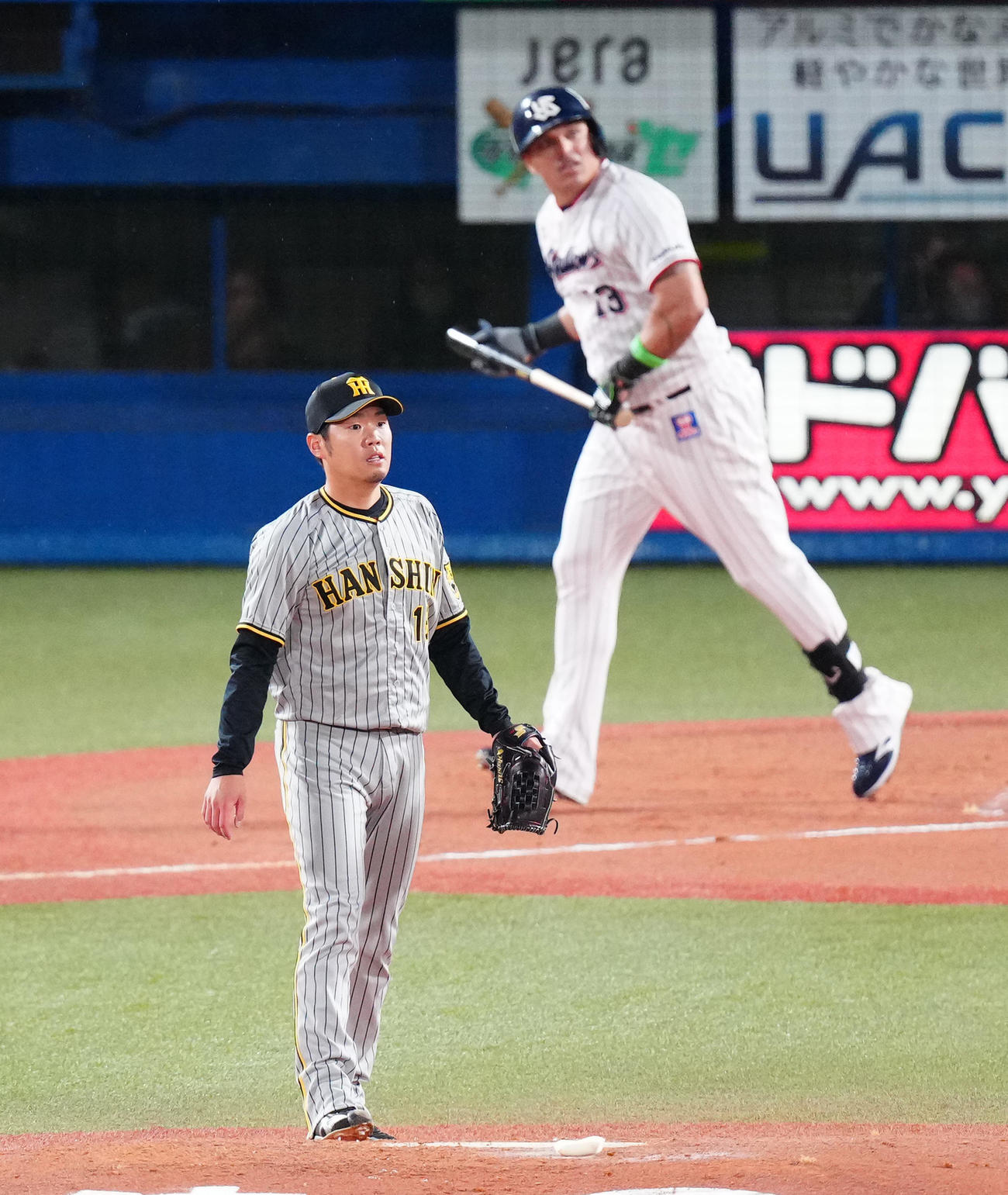 ヤクルト対阪神　1回裏ヤクルト2死一、二塁、オスナ（後方）に先制の左越え3点本塁打を浴びる西勇（撮影・江口和貴）