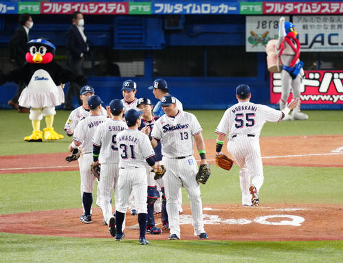 ヤクルト対阪神　阪神に勝利し、マウンドで投球動作をするヤクルト村上（右端）（撮影・江口和貴）