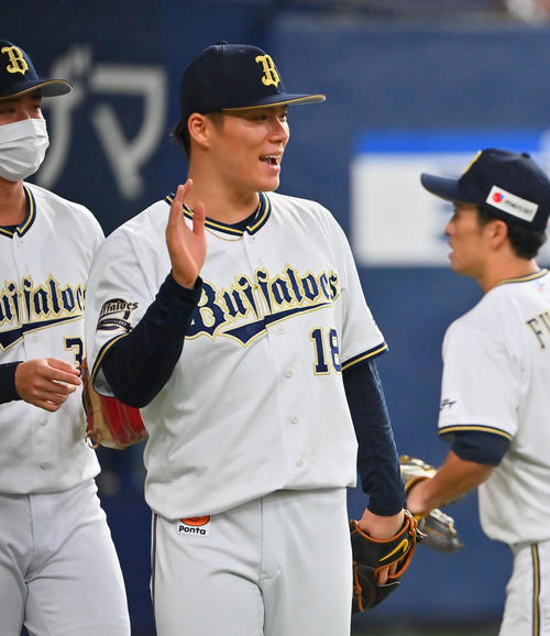 オリックス対ソフトバンク　6回表ソフトバンク2死、牧原大の打球を好捕した西野真弘を迎える山本（撮影・和賀正仁）