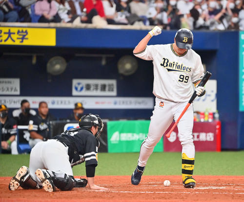 オリックス対ソフトバンク　4回裏オリックス1死満塁、先制の押し出し四球でガッツポーズする杉本（撮影・和賀正仁）