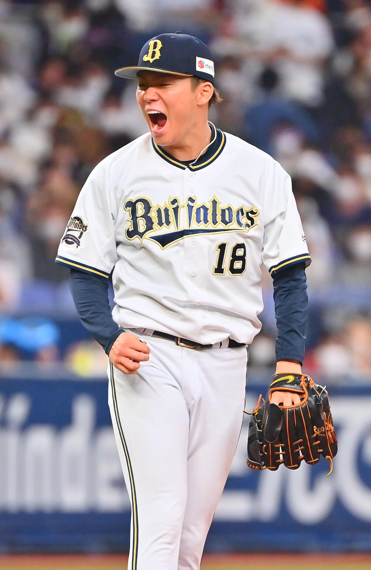 オリックス対ソフトバンク　5回表ソフトバンク2死二、三塁、甲斐を空振り三振に仕留めほえる山本（撮影・和賀正仁）