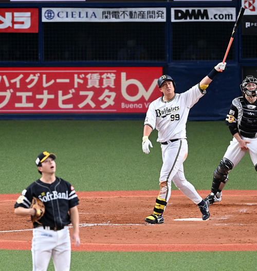 オリックス対ソフトバンク　5回裏オリックス1死二塁、杉本は左越え2点本塁打を放つ。投手大関（撮影・前岡正明）