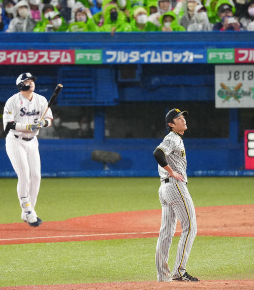 3回裏ヤクルト2死一塁、村上（後方）に逆転2点本塁打を浴びぼうぜんとする藤浪（撮影・江口和貴）