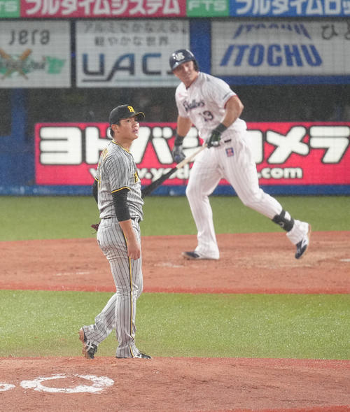 ヤクルト対阪神　5回裏ヤクルト1死二塁、オスナ（後方）に2点本塁打を浴びる西純（撮影・江口和貴）