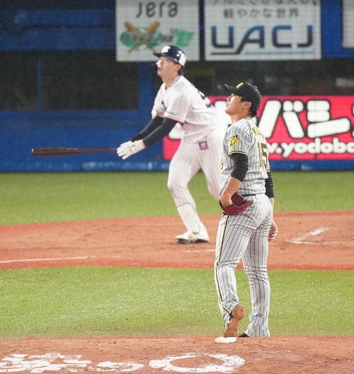 ヤクルト対阪神　4回裏ヤクルト1死、長岡（後方）にソロ本塁打を浴びる西純（撮影・江口和貴）