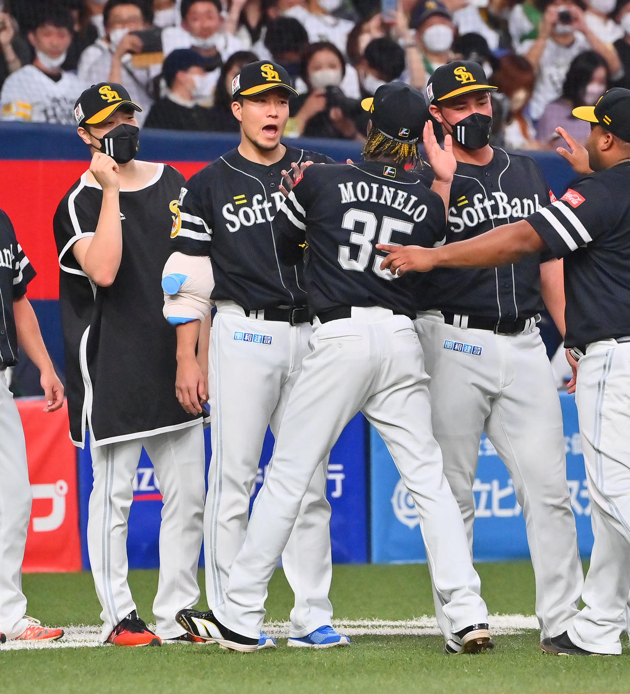オリックス対ソフトバンク　9回裏を締めたモイネロを迎える千賀（撮影・和賀正仁）